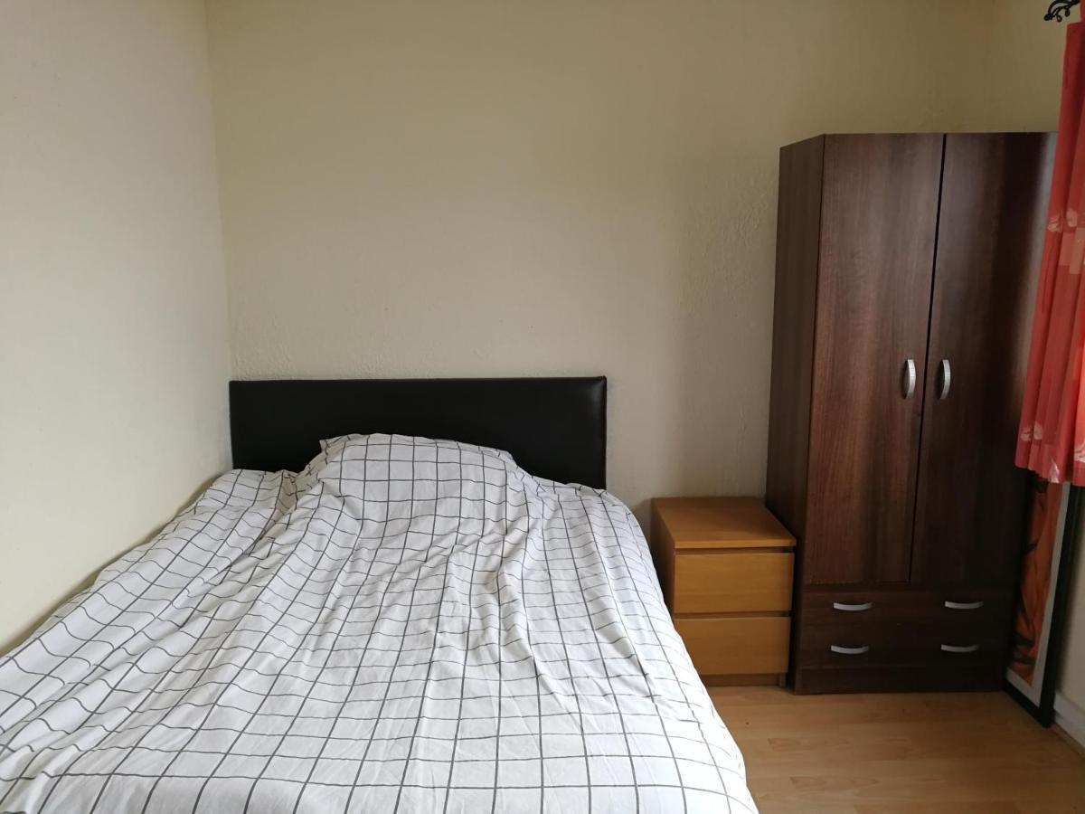 A Double Bedroom Near Glasgow City Centre Not In Great Condition Suitable For Short Stay Eksteriør bilde